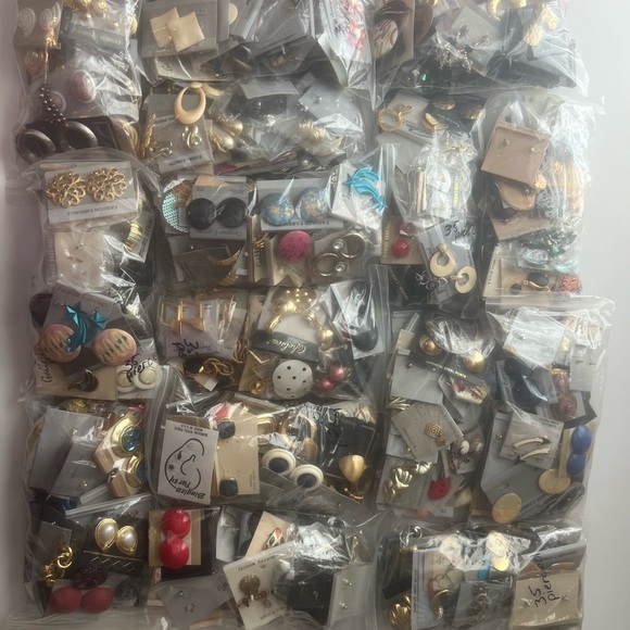 Bulk vintage Pierced earrings - Picture 6 of 6